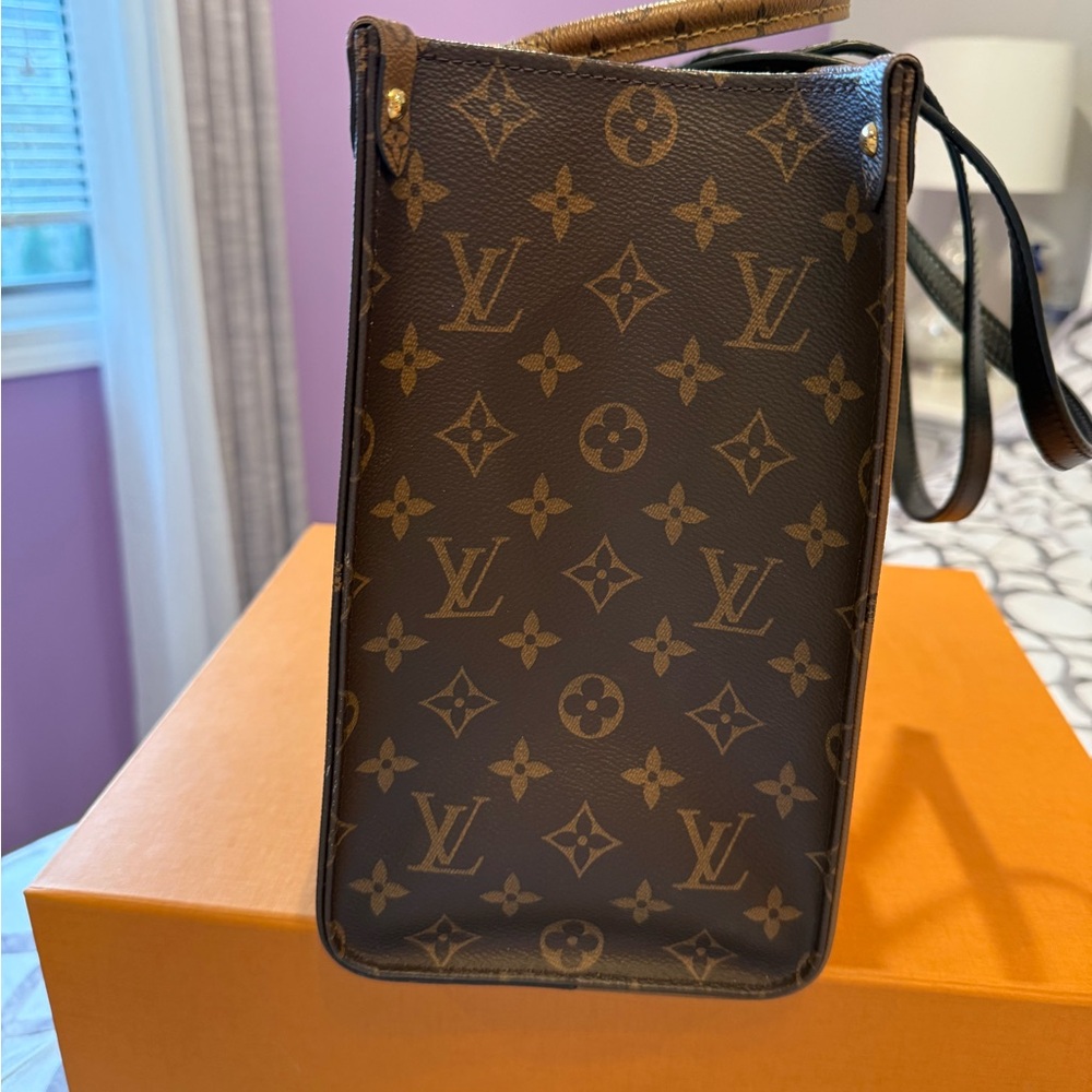 Louis Vuitton On The Go MM Tote - Picture 6 of 17
